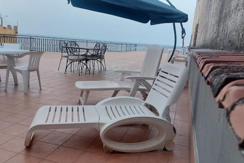 una terrazza sul mare House in Naxos