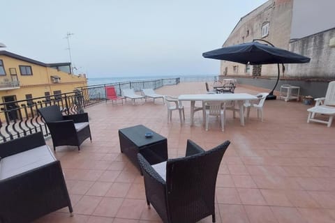 una terrazza sul mare House in Naxos