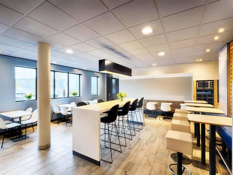 Lounge or bar, Breakfast