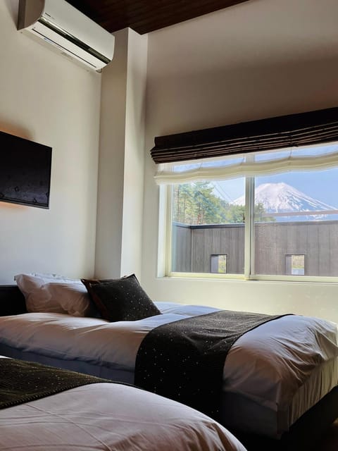 Bed, Bedroom, Mountain view