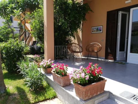 Mondello Felix - appartamenti in villa a 600m dal mare Casa in Palermo