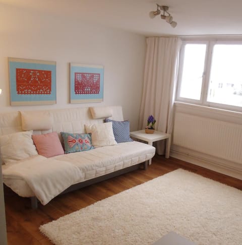 Bed, Living room, Photo of the whole room, Garden view