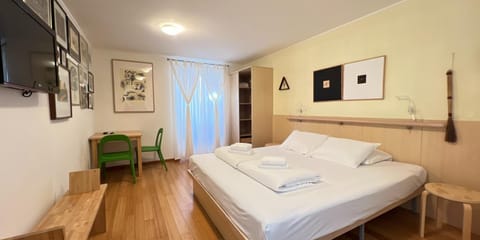 Bed, TV and multimedia, Photo of the whole room, Bedroom, towels