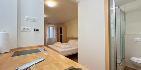 Bed, Bathroom, Photo of the whole room, Bedroom, towels