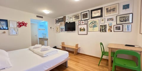 Bed, TV and multimedia, Photo of the whole room, Seating area, Dining area, Bedroom, air conditioner