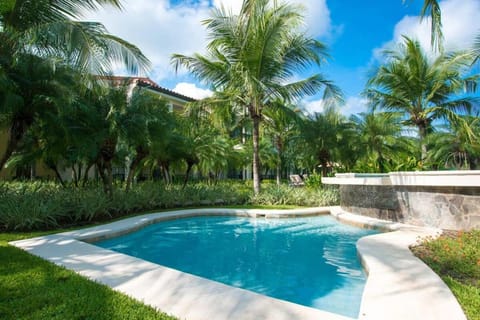 3rd-floor space with modern décor recently renovated viewing over pool in Coco Haus in Coco