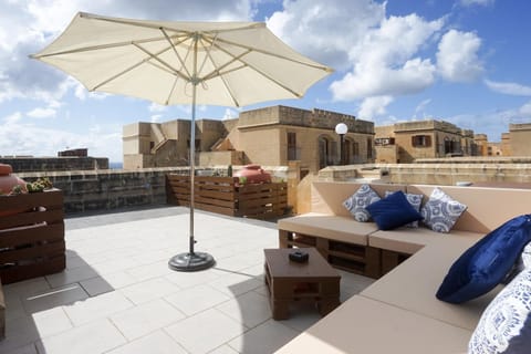 GetawayNpetto Private Duplex Maisonette with Jacuzzi Hot Tub House in Malta