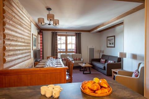 Living room, Food and drinks, Seating area, Dining area, Food