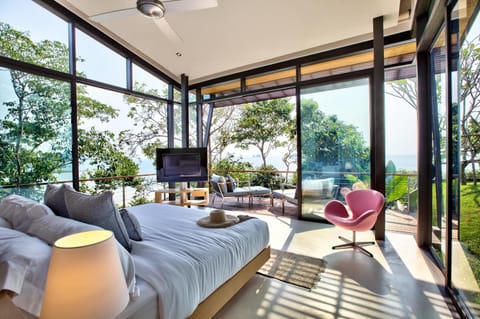 Bed, Day, Natural landscape, Garden, TV and multimedia, View (from property/room), Balcony/Terrace, Photo of the whole room, Seating area, Evening entertainment, Bedroom, Garden view