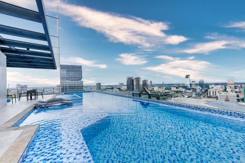 City view, Swimming pool, sunbed