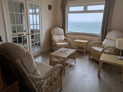 Seaside Escape-Sleeps10-Family&PetFriendly-Balcony House in Porthleven
