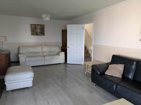 Seaside Escape-Sleeps10-Family&PetFriendly-Balcony House in Porthleven