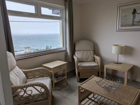 Seaside Escape-Sleeps10-Family&PetFriendly-Balcony House in Porthleven