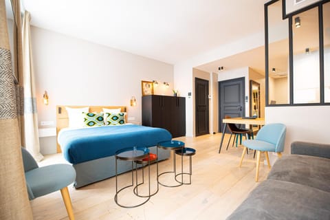 Communal lounge/ TV room, Bed, Living room, Seating area