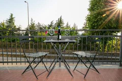 Property building, Patio, Balcony/Terrace