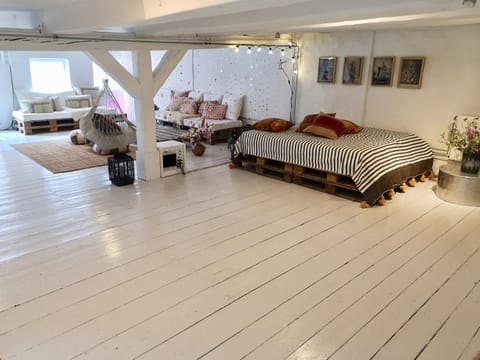 Bed, Living room, Photo of the whole room, Seating area