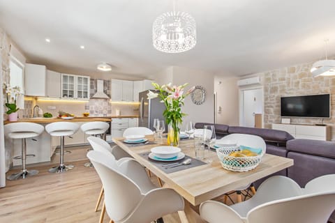 Kitchen or kitchenette, Photo of the whole room, Dining area