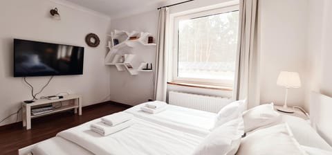 Bed, TV and multimedia, Bedroom