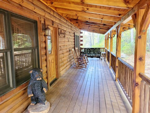 Red Wolf Cabin in Maggie Valley House in Maggie Valley