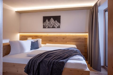 Bed, Photo of the whole room, Bedroom, Mountain view