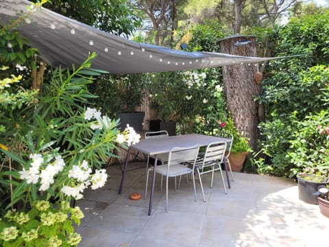 UN OASIS EN PROVENCE Chalet in Marseille