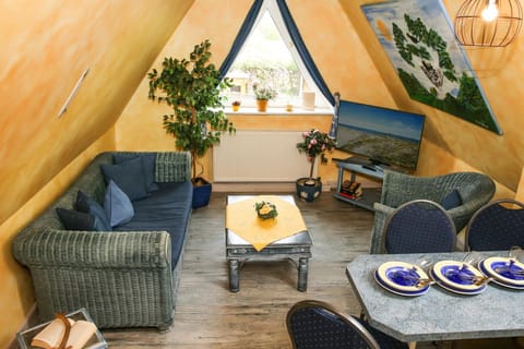 TV and multimedia, Living room, Seating area, Food, pet friendly