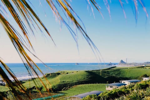 View (from property/room), Balcony/Terrace, Seating area, Beach, City view, Garden view, Landmark view, Sea view