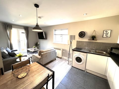 Perfect for contractors 2 bedroom- 2 bathrooms- 4 single beds- free parking Apartment in Southampton