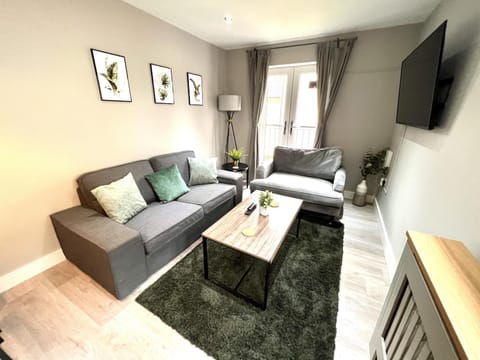 Perfect for contractors 2 bedroom- 2 bathrooms- 4 single beds- free parking Apartment in Southampton