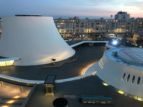 Nearby landmark, Neighbourhood, Evening entertainment, City view, Landmark view, Street view, Shopping Area