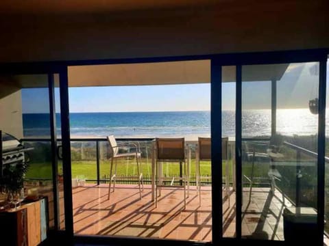 Luxurious 3 bedroom beachfront - panoramic views Condo in Adelaide