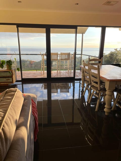 Luxurious 3 bedroom beachfront - panoramic views Copropriété in Adelaide