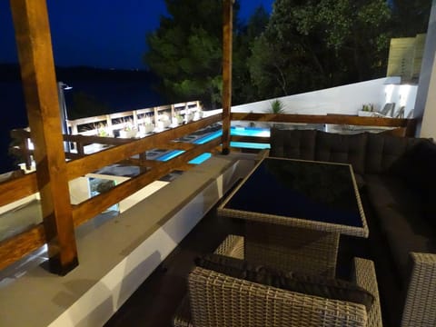 Villa-am-Meer-fuer-12-Personen-mit-Pool Villa in Šibenik-Knin County, Croatia