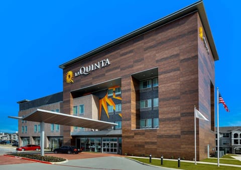 La Quinta Inn & Suites DFW West-Glade-Parks Hotel in Euless