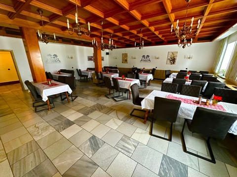 Restaurant/places to eat, Banquet/Function facilities