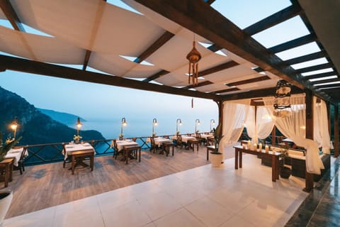 Restaurant/places to eat, Balcony/Terrace