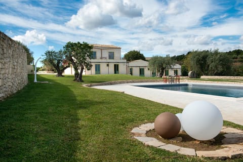 Property building, Garden, Swimming pool, Swimming pool