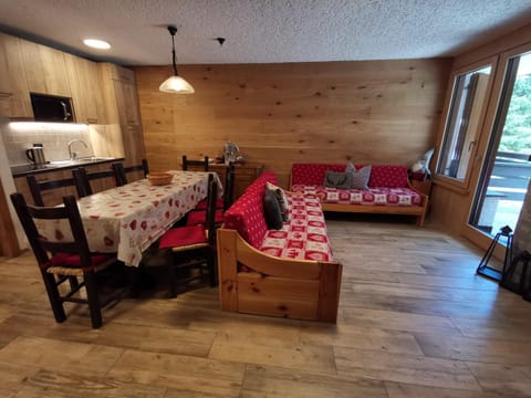 Kitchen or kitchenette, Photo of the whole room, Seating area, Dining area