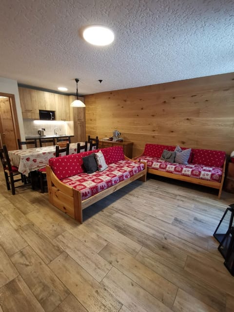 Kitchen or kitchenette, Seating area, Dining area