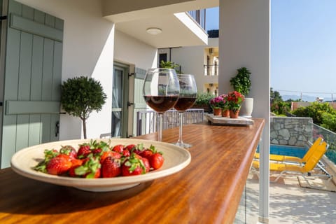Balcony/Terrace, Food and drinks, Swimming pool