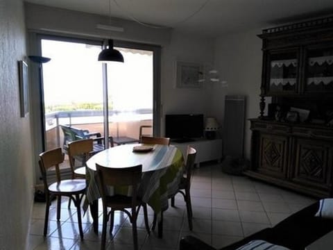 Appartement T4 rénové face à la mer avec accès direct plage et parking privé, St Gilles - FR-1-324-487 Apartment in Saint-Gilles-Croix-de-Vie