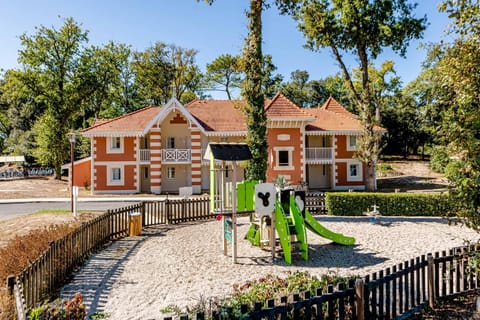 Property building, Day, Natural landscape, Children play ground, Garden, Evening entertainment, Garden view