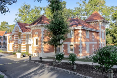 Property building, Spring, Day, Summer, Garden, On site, Landmark view, Street view