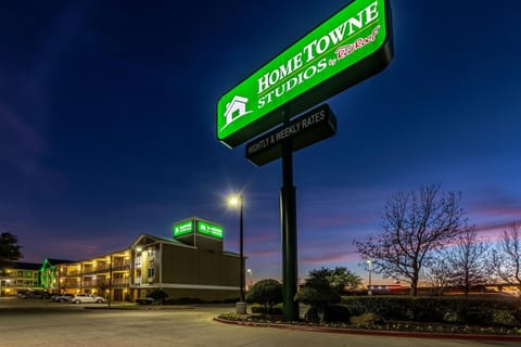 HomeTowne Studios by Red Roof Dallas - Mesquite Motel in Mesquite