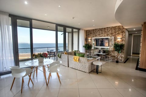 Stay at The Point - Magnificent Magical Marvel Condo in Durban