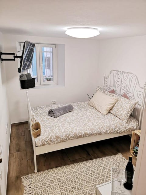 Bed, Seating area