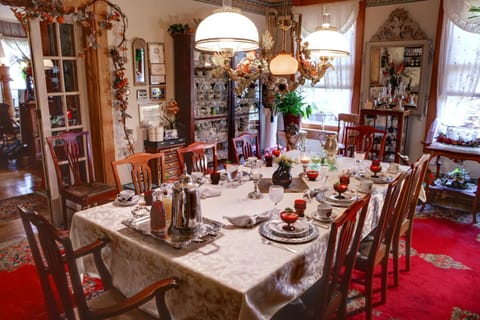 The Queen, A Victorian Bed & Breakfast Bed and Breakfast in Bellefonte