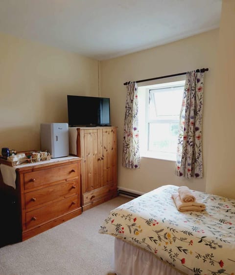 Bed, TV and multimedia, towels