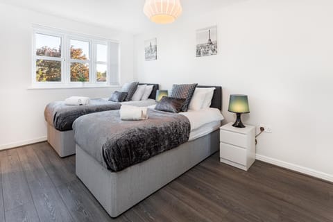 Spacious Contractor House for Large Groups - Private Parking by Liverpool Short Stay Maison in Liverpool