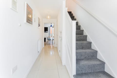Spacious Contractor House for Large Groups - Private Parking by Liverpool Short Stay House in Liverpool